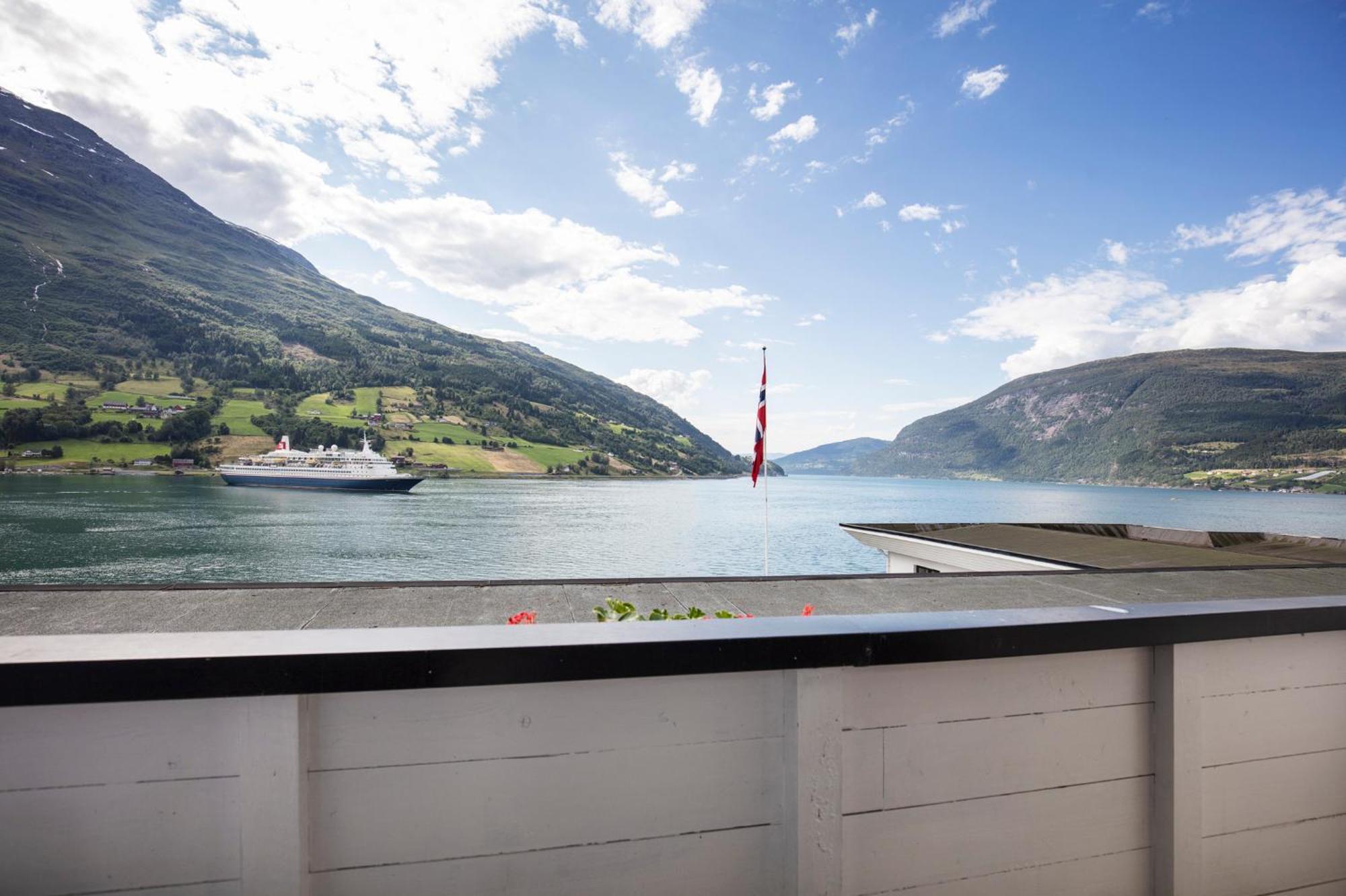Olden Fjordhotel Exterior photo